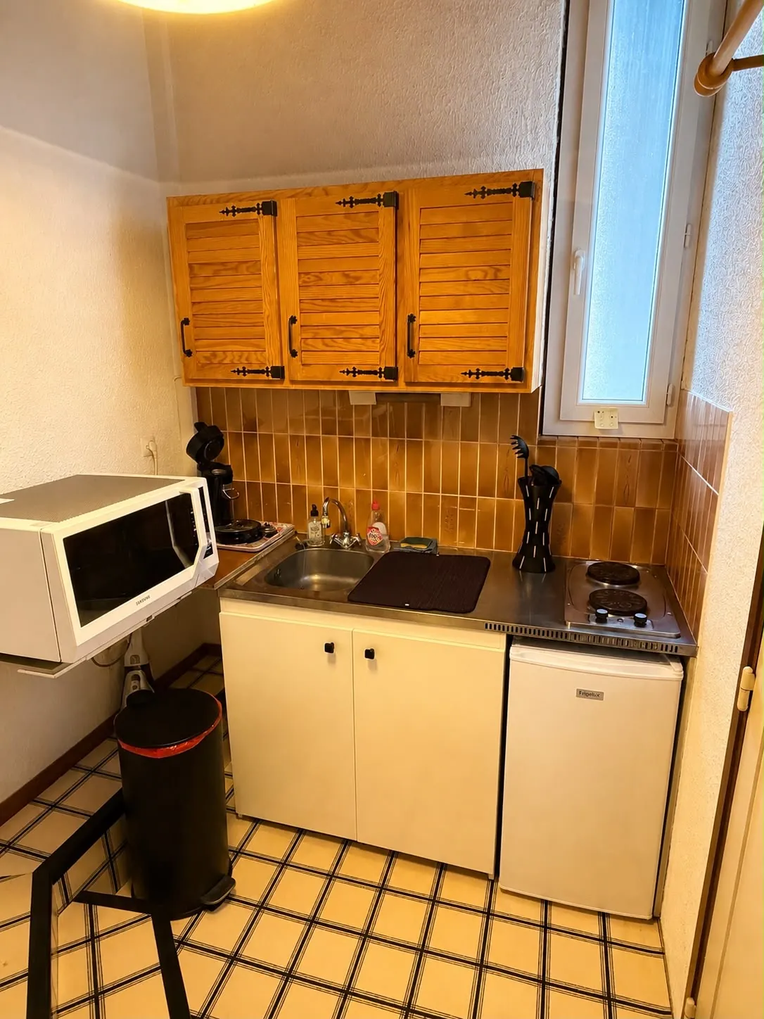 Kitchenette avec plaques, réfrigérateur et micro-ondes