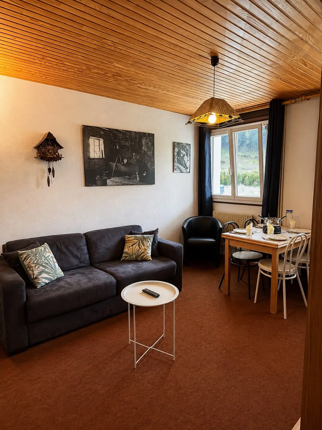 Séjour chaleureux avec plafond en bois et horloge à coucou